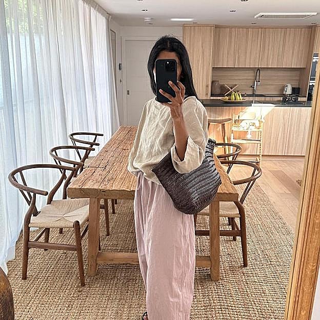 Cinco bolsos trenzados en marrón chocolate que combina de diez con vestidos blancos