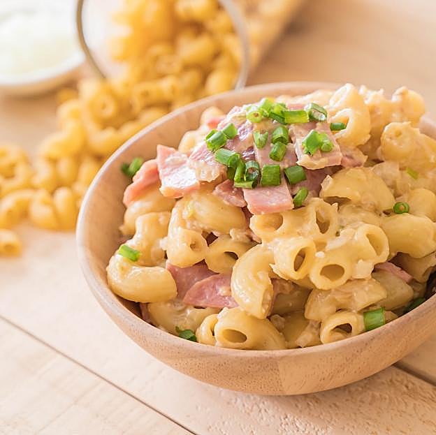 Macarrones con atún, anchoas y alcaparras. 