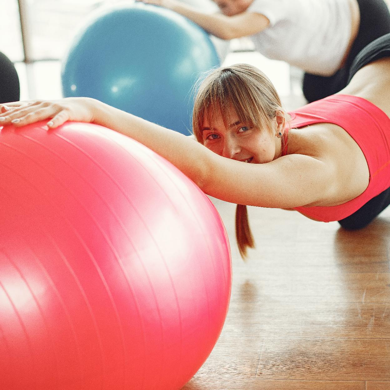 Mujer entrenando con pelota