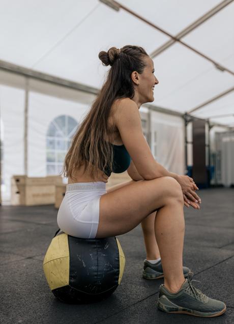 Imagen - Mujer entrenando con pelota/PEXELS