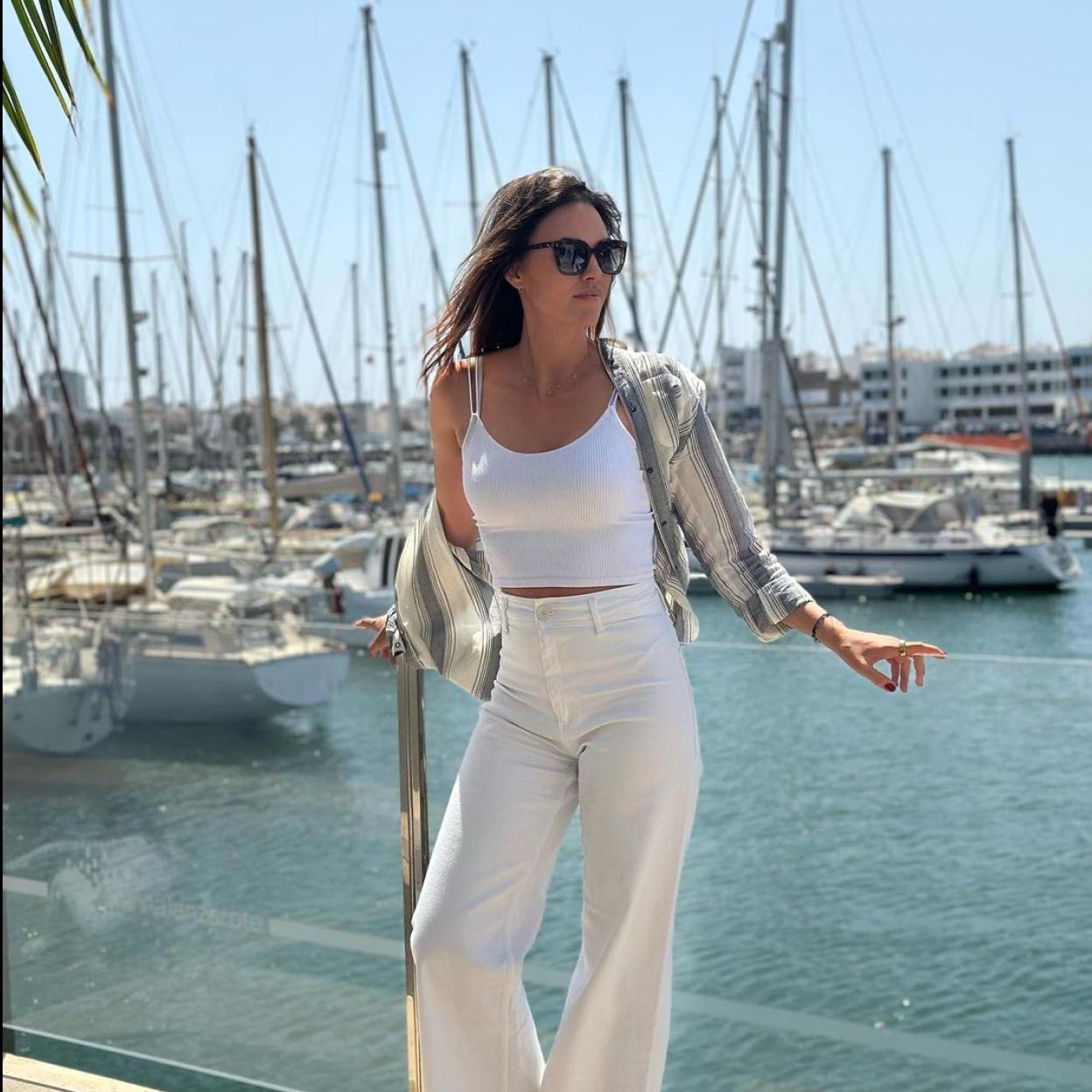 La modelo Helen Lindes tiene todos los secretos de estilo para refrescar tu look estival.