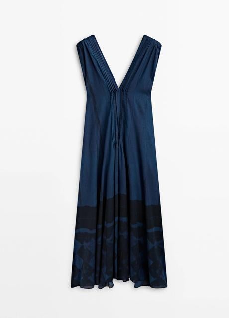 Imagen - Vestido con escote en pico en azul de Massimo Dutti. Foto: Massimo Dutti.