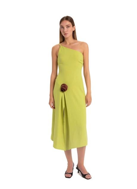 Imagen - Vestido en verde lima con flor y escote asimétrico de Laagam. Foto: Laagam.