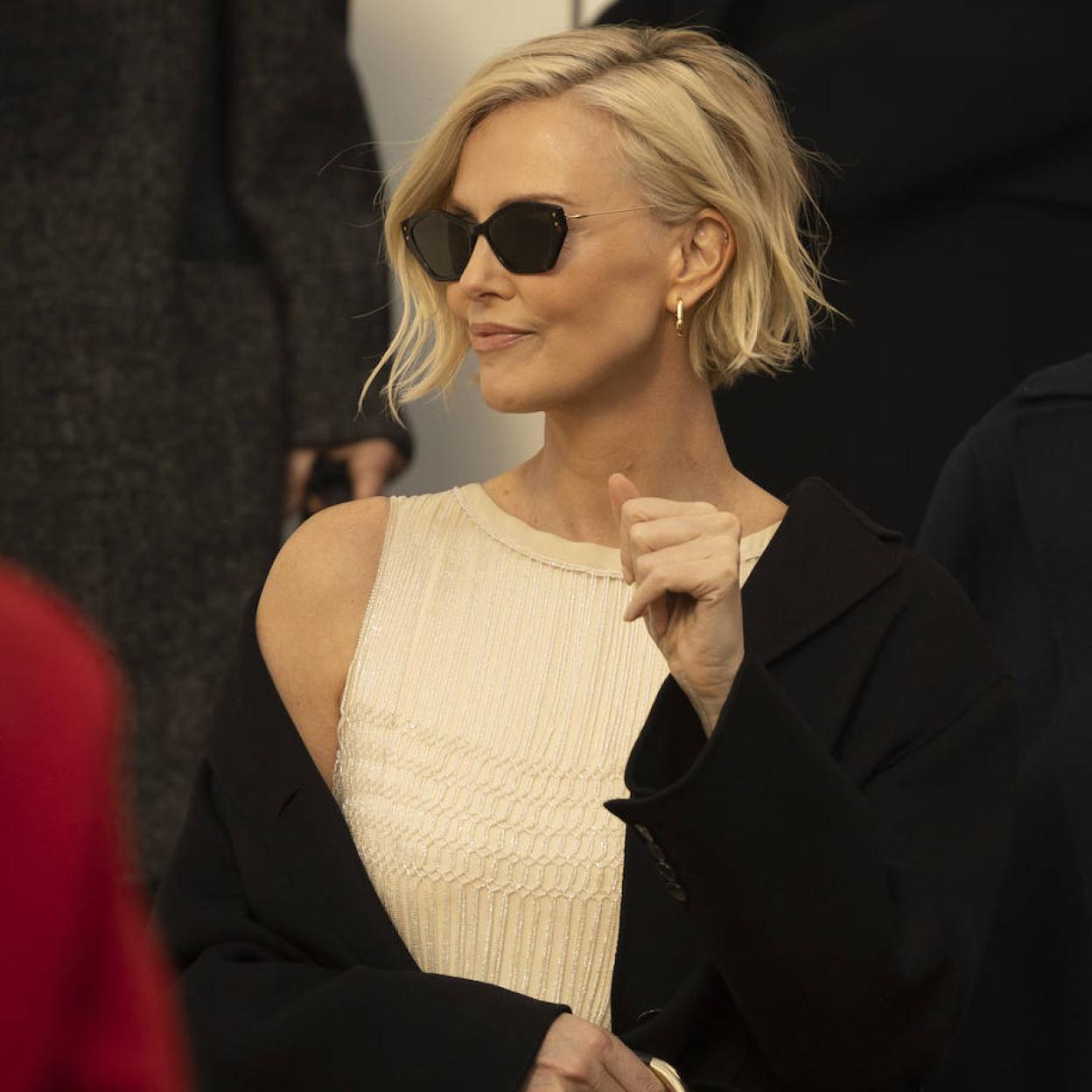 Charlize Theron con corte de pelo corto para pelo fino