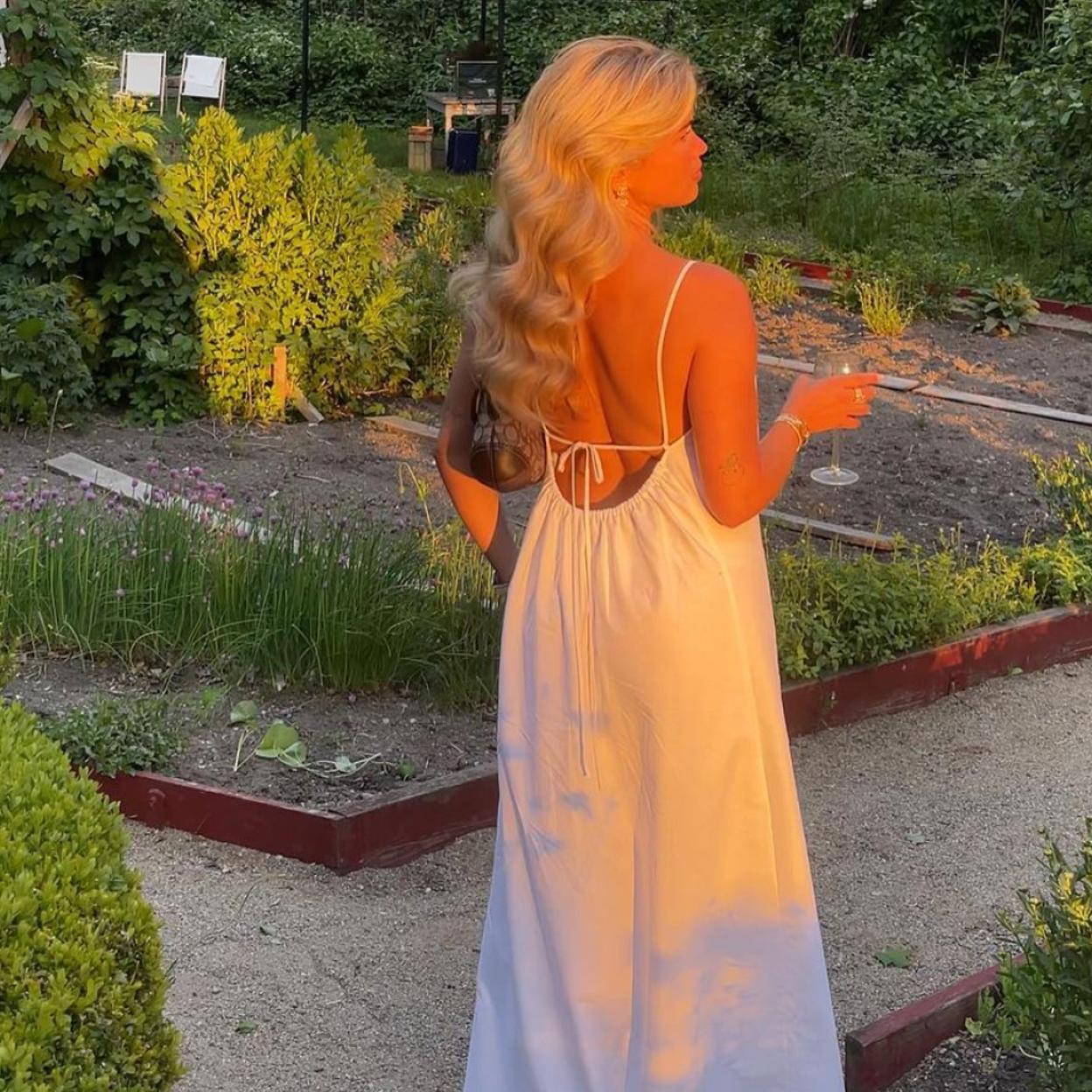 Una influencer con vestido blanco.