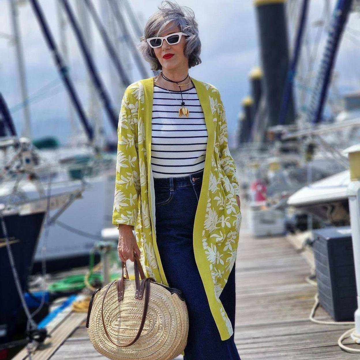 La influencer lleva un kimono tendencia