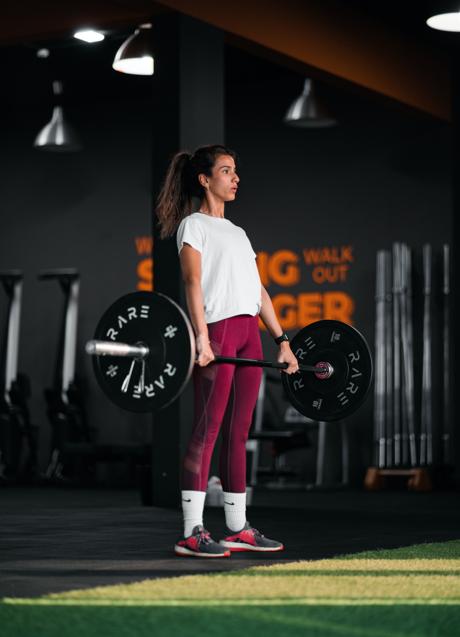 Imagen - Mujer con pesas/PEXELS