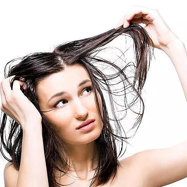 Mujer con pelo graso