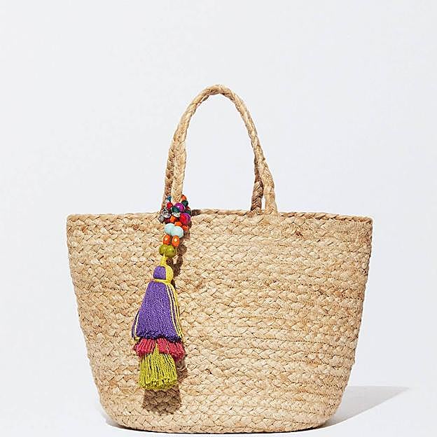 Capazo con detalle de colgante de abalorios