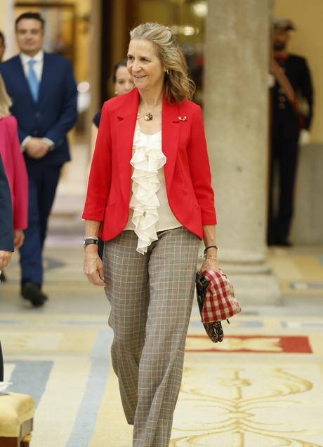 Imagen - La infanta Elena con blazer de color rojo y pantalones con estampado de cuadros. Foto: Gtres.