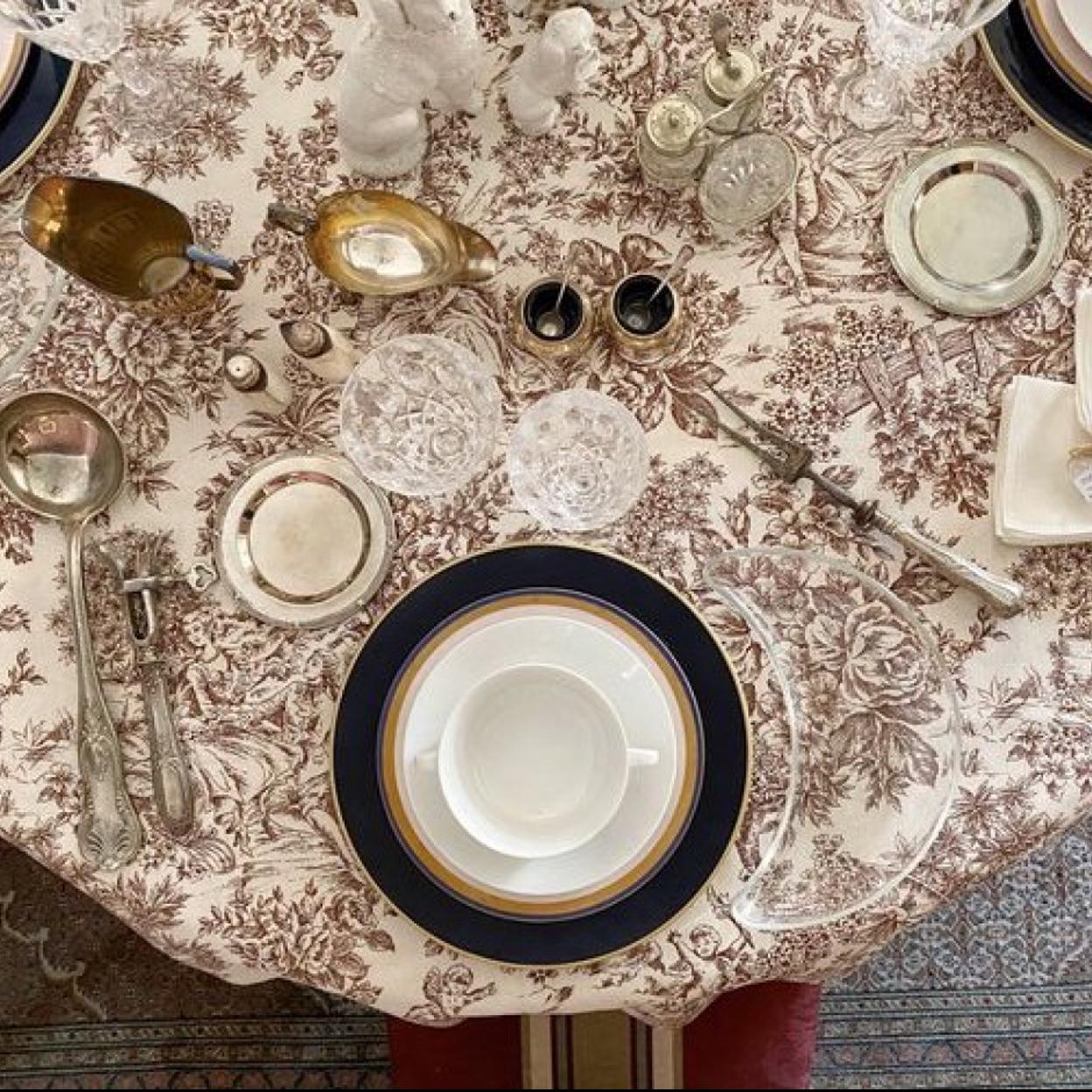 En los mercadillos de Arquitectura del Orden se pueden encontrar vajillas, manteles y cubierterías como la de la imagen.