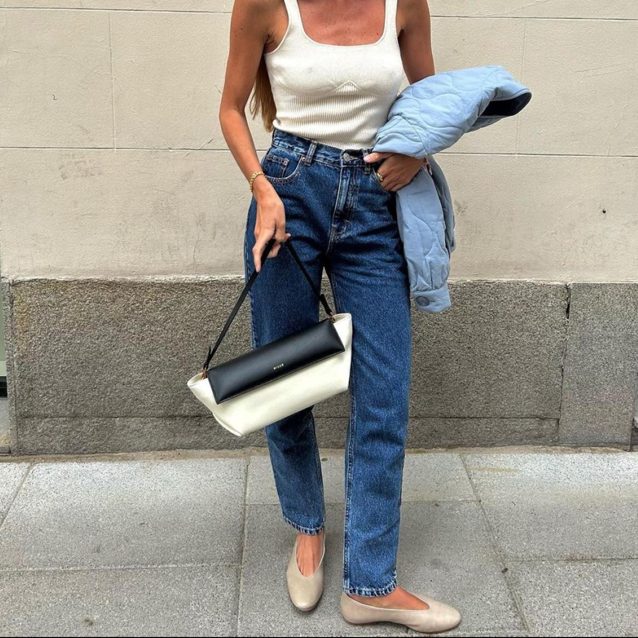 La influencer Elisa Serrano con un look con bailarinas.