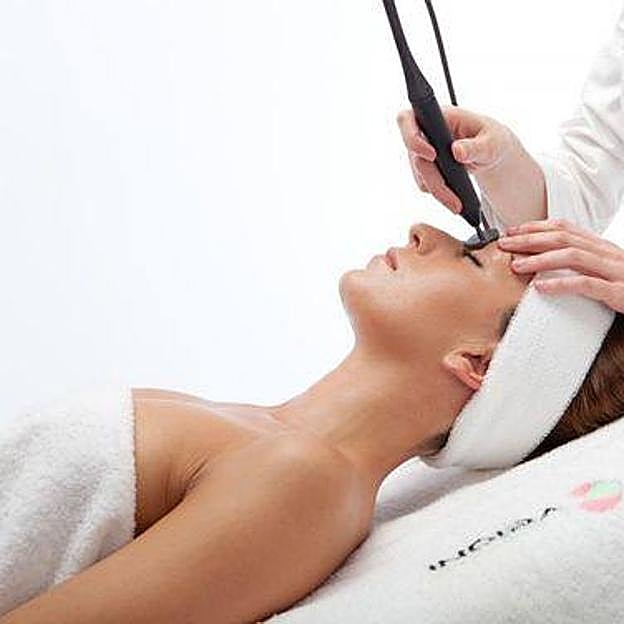 Profesional realizando tratamiento de Indiba facial