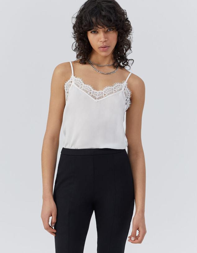 Nos encanta esta opción tan delicada que hemos encotrado en Ikks. Es un modelo de tirantes y estilo lencero en color blanco que está adornado con encaje en el escote y confeccionado en satén. Cuesta 50 euros. 