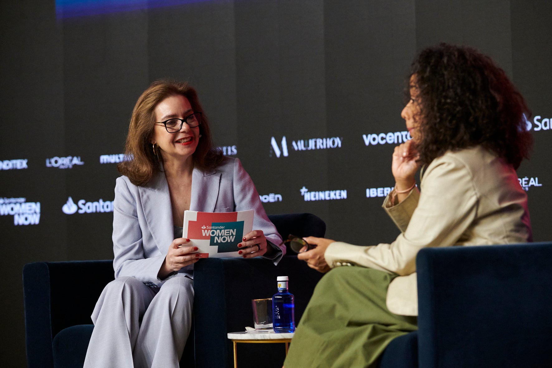 Lourdes Garzón, directora de Santander WomenNOW, y Julissa Reynoso, embajadora de EE UU en España. 