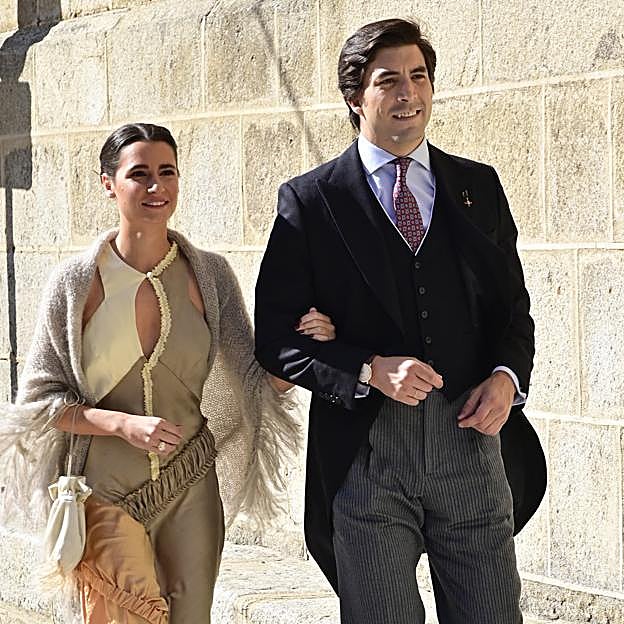 Ana Sainz llega a la boda de su hermana acompañada de su marido. 