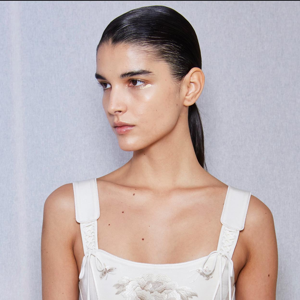 Modelo con piel lisa y luminosa.