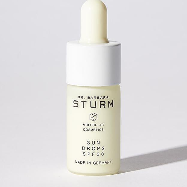 Sérum con protector solar de Dr. Barbara Sturm (50 euros).