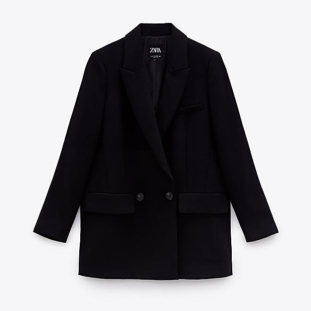 Imagen principal - Blazer negro, camiseta básica y vaquero en gris de Zara.