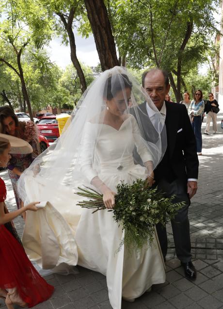 Imagen - Mónica Remartínez entrando a la iglesia el día de su boda. Foto: Gtres.