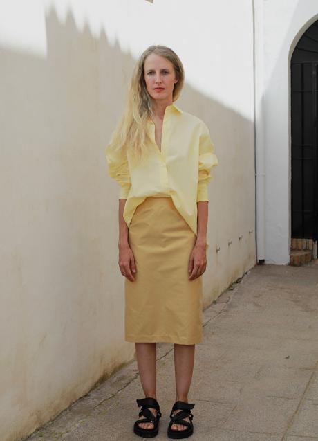 Imagen - Conjunto de falda midi y camisa de Marlota. Foto: Marlota.