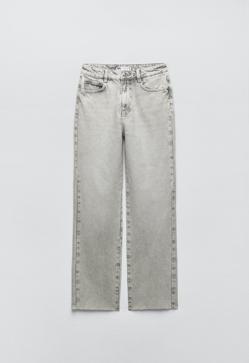 Imagen secundaria 2 - Blazer negro, camiseta básica y vaquero en gris de Zara.