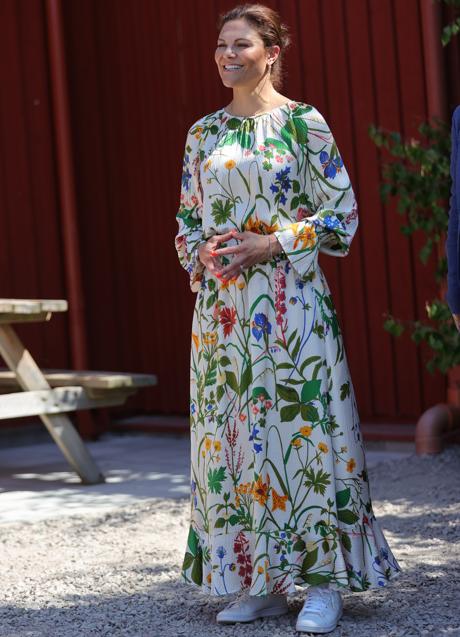 Imagen - Victoria de Suecia con conjunto de flores y zapatillas Adidas Stan Smith. Foto: Gtres.