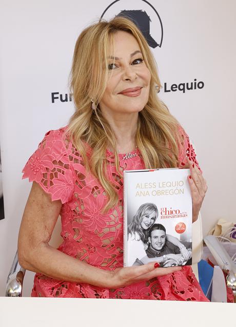 Imagen - Ana Obregón posa con el libro de Aless Lequio. / GTRES