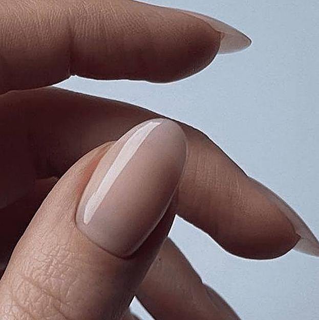 Manicura de uñas tendencia 2023 efecto milky nails