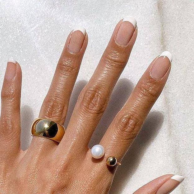 Manicura rusa al estilo francés clásico