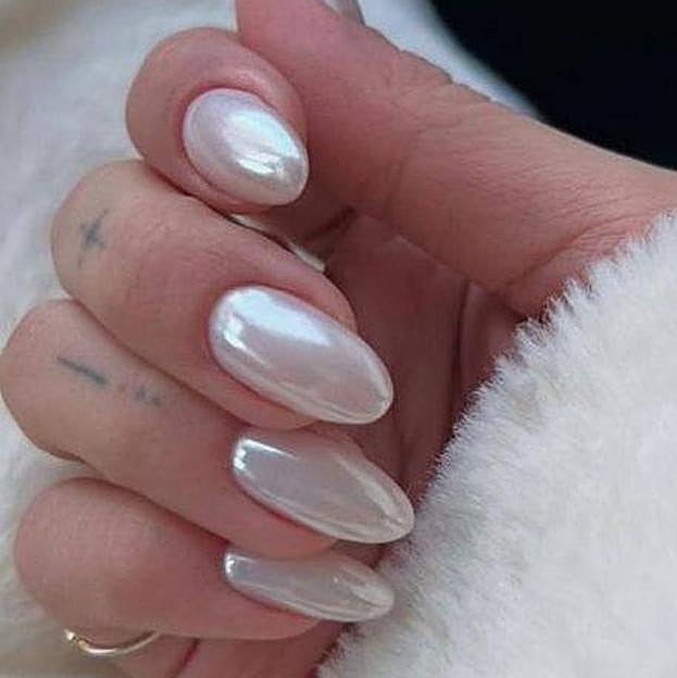 Uñas efecto perlado con manicura rusa