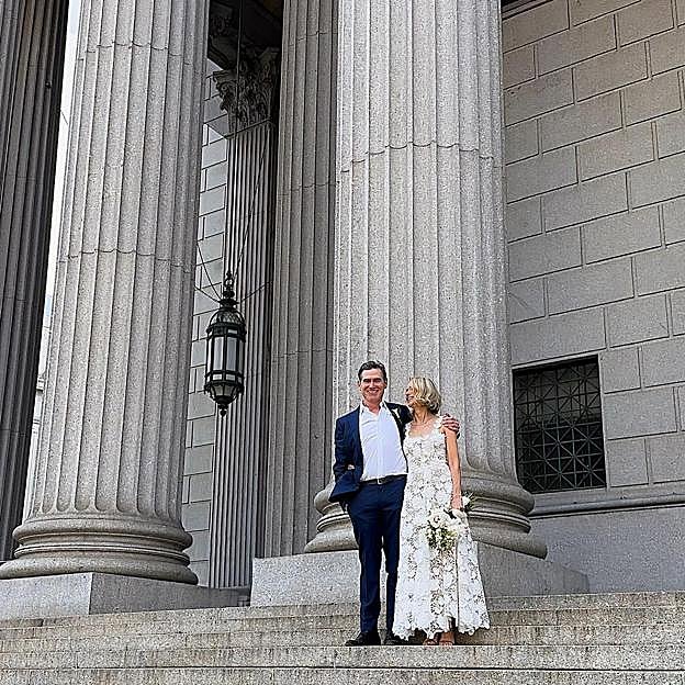 Naomi Watts el día de su boda con su marido Billy Crudup.