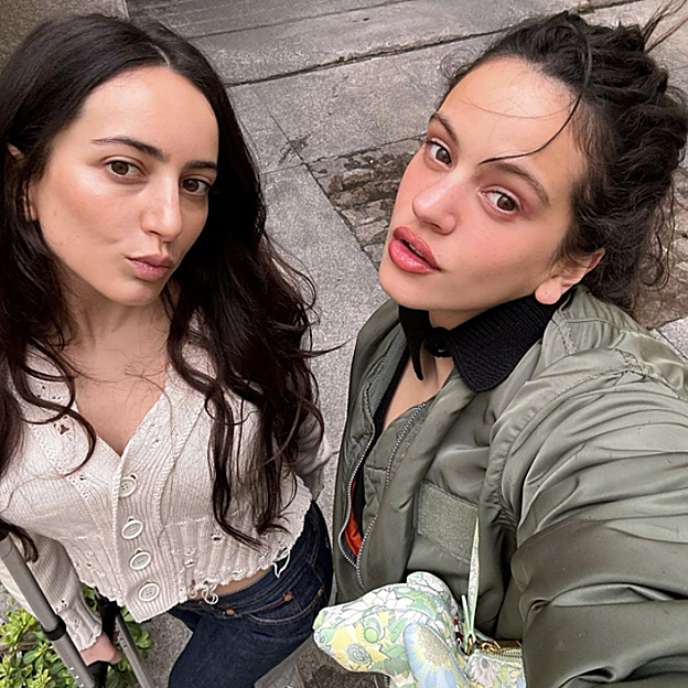 Una foto reciente de Rosalía junto a su hermana mayor, Pili. 