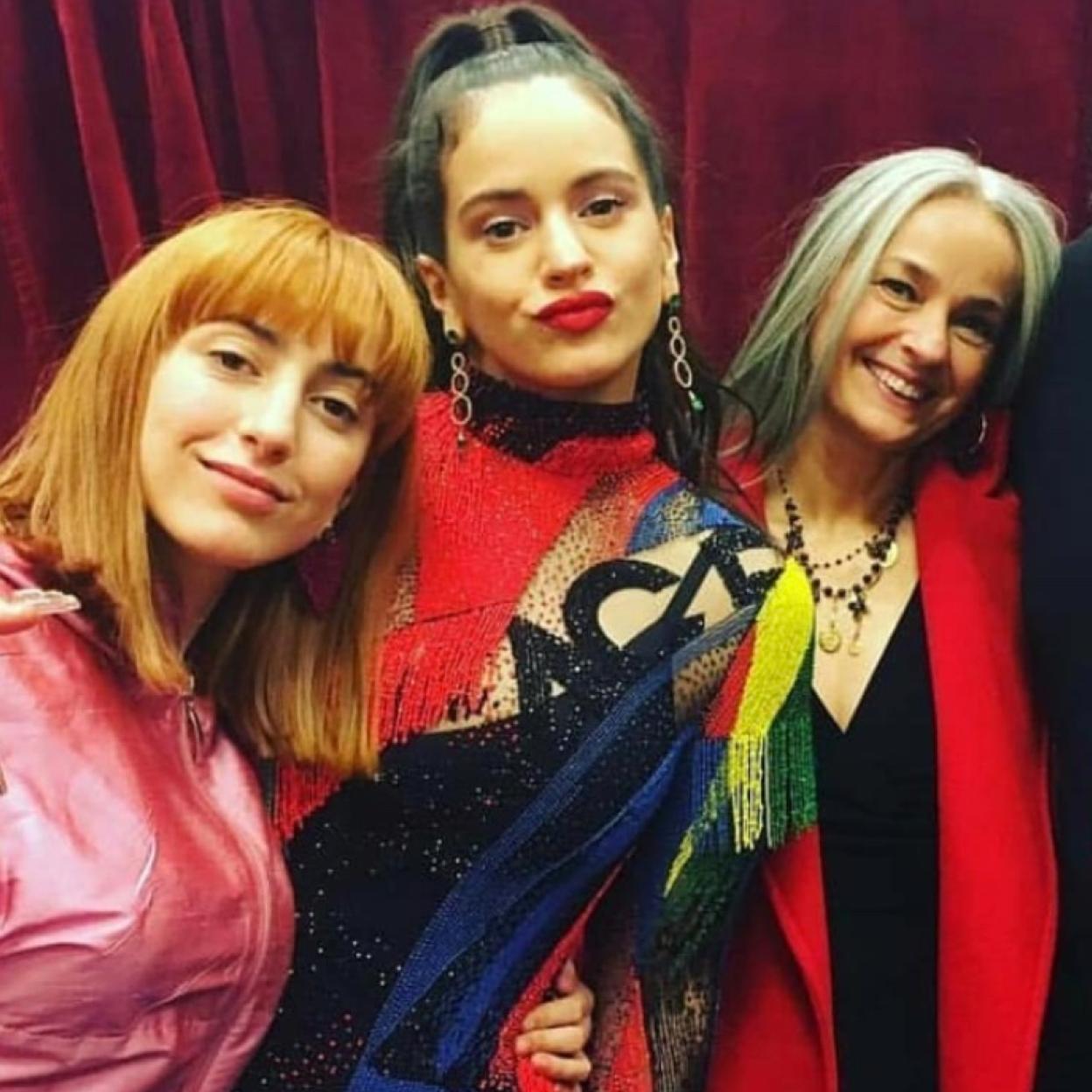 Una de las escasas fotografías en las que podemos ver a Rosalía, su madre Pilar Tobella y su hermana mayor, Pili. 
