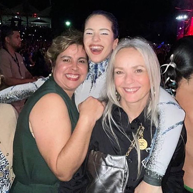 Rosalía abaraza a María, madre de Rauw Alejandro, y a su nadre, Pilar Tobella, tras el concierto en Puerto Rico que inauguró la gira Saturno World Tour 2023. 