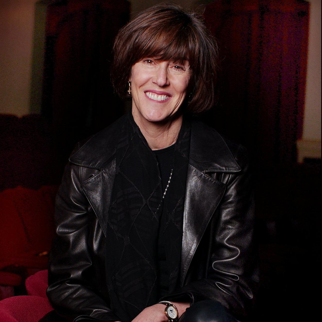 Nora Ephron posando en el Barrymore Theatre de Nueva York en 2002.