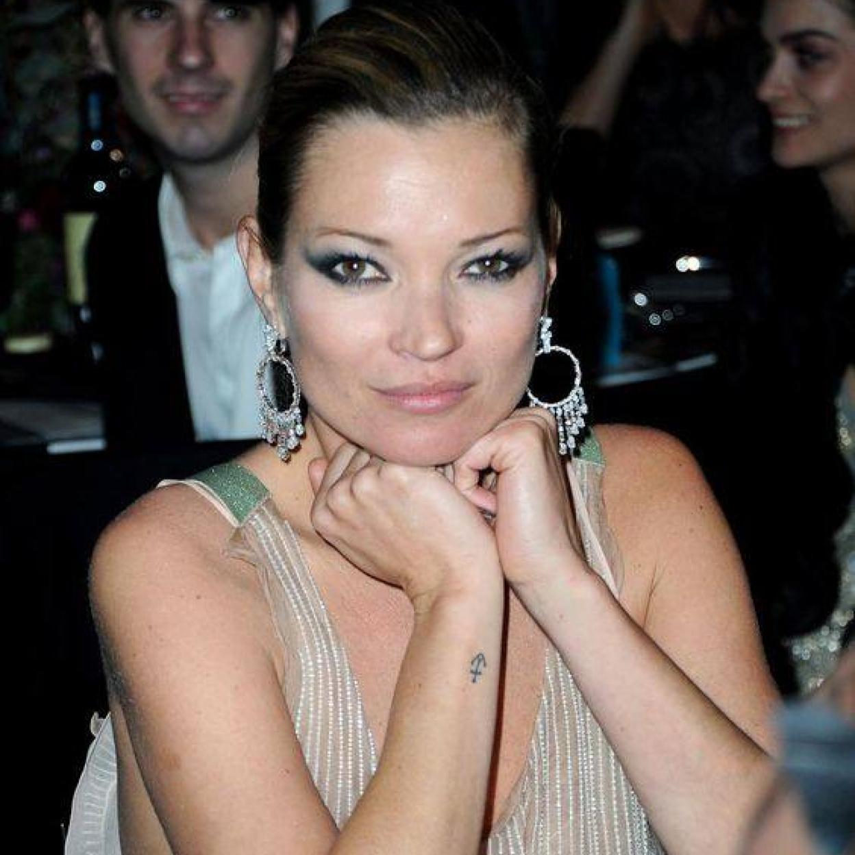 Kate Moss con tatuaje en la muñeca