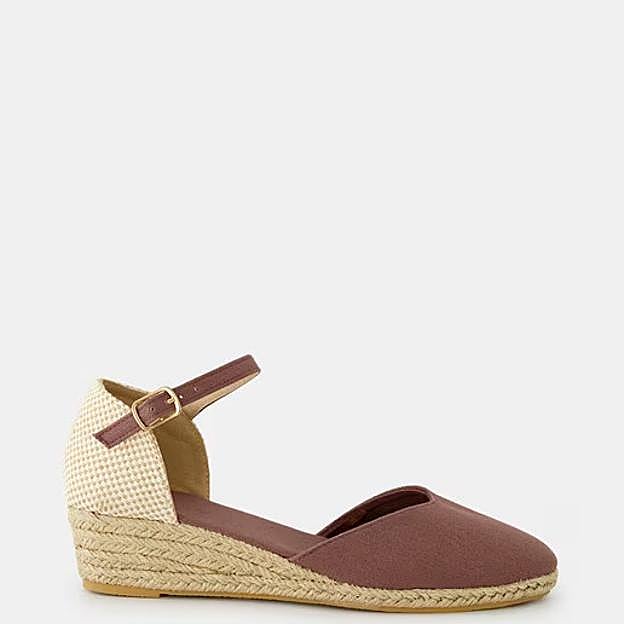Alpargata con tacón cómodo en marrón de Hipercor (15 euros).