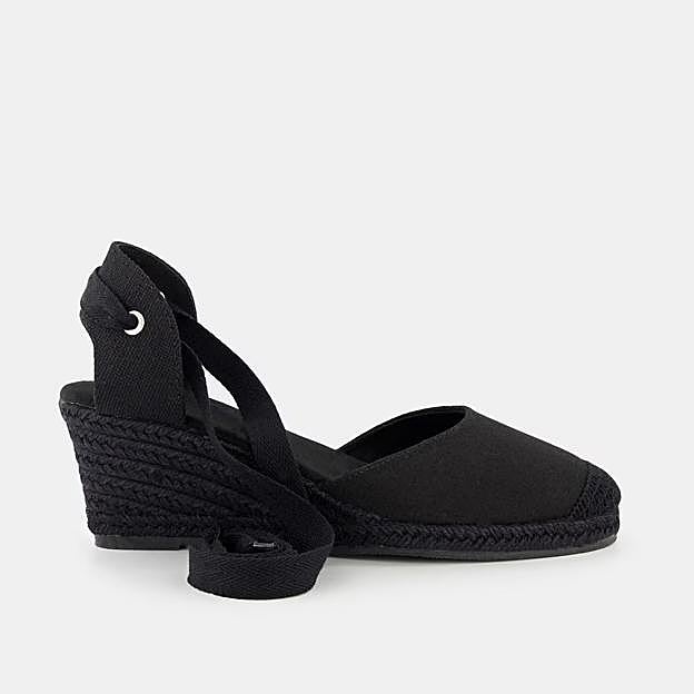 Alpargata con tacón cómodo en negro de Hipercor (17 euros).