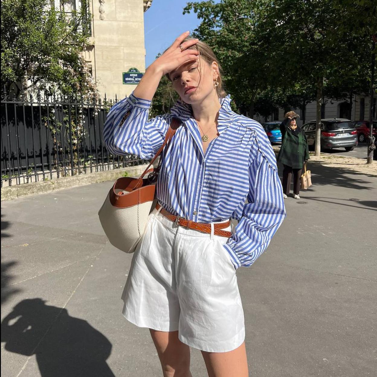 La influencer lleva un look elegante con bermudas de lino