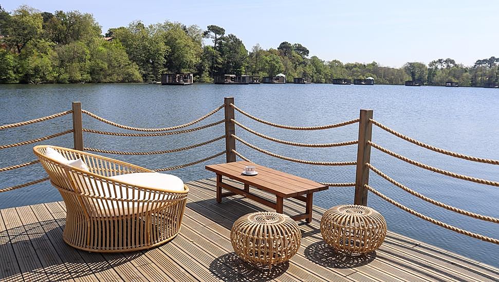 La terraza junto al lago del hotel Brindos Lac & Château. 