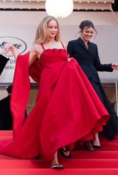 Imagen secundaria 2 - Dos looks de street style y Jennifer Lawrance con chanclas.