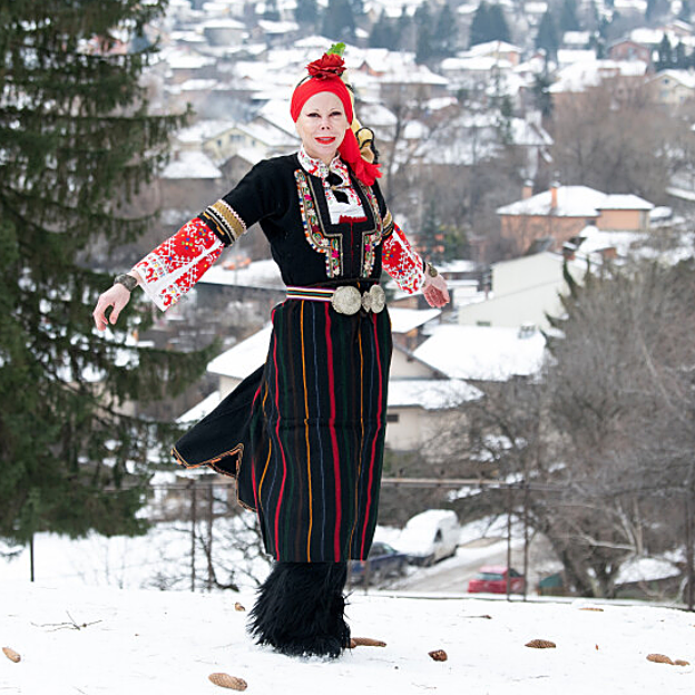 Kalina, en un paisaje nevado de Bulgaria, la mejor embajadora de su país.