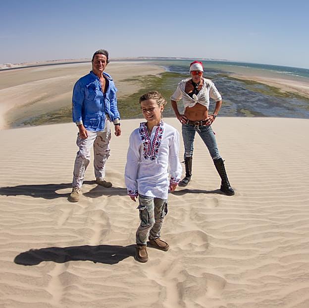 Kalina de Bulgaria y Kitín Muñoz, con su hijo, Simón Hussein, en la Duna Blanca de Dakla, en Marruecos.