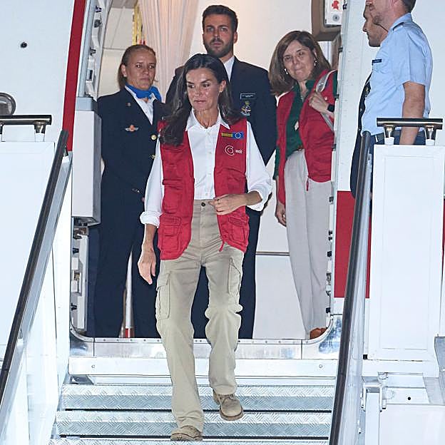 La reina Letizia bajando del avión en Colombia.