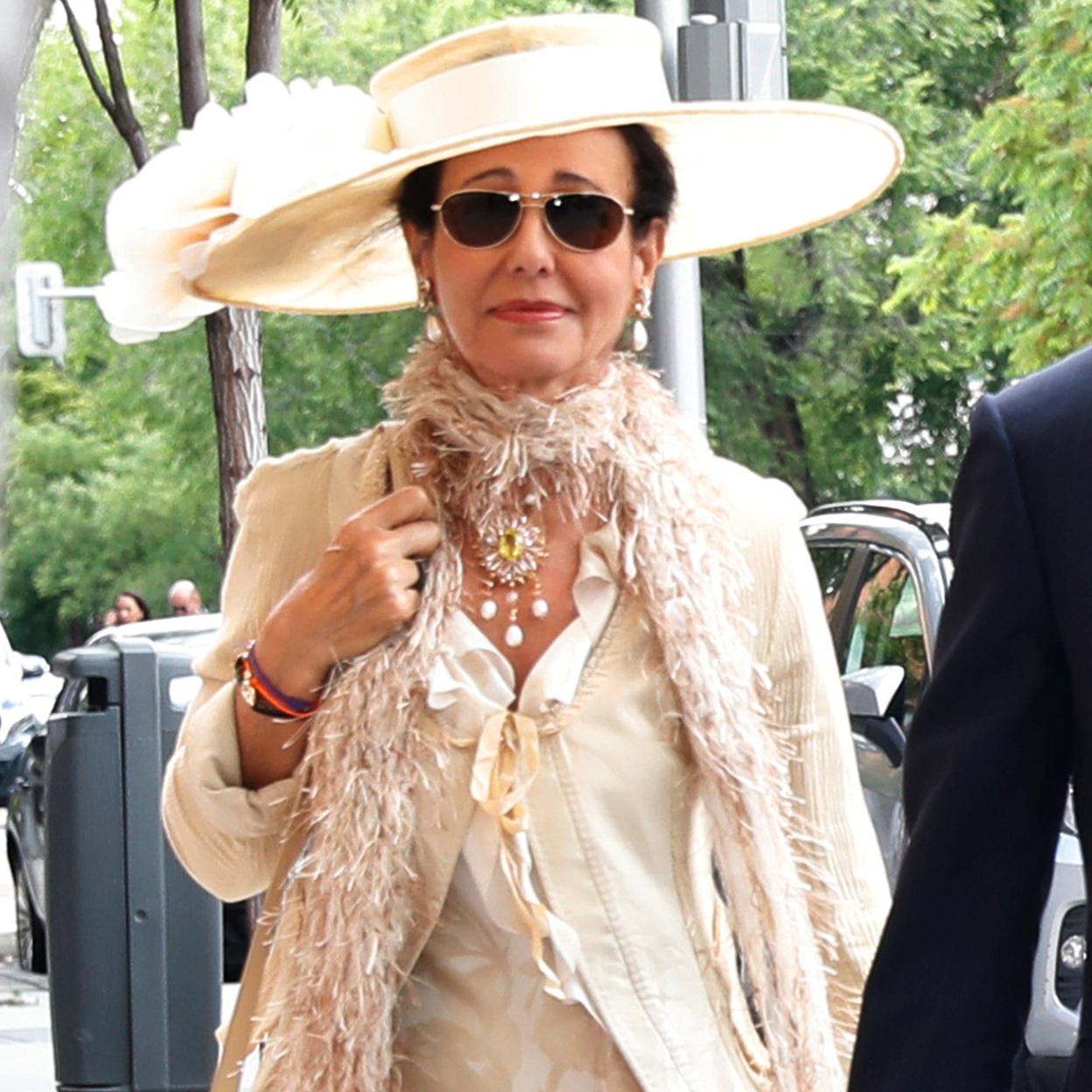 El comentado look de invitada de Ana Patricia Botín, presidenta del Banco Santander, en la boda de su sobrino, Ricardo Gómez- Acebo. 