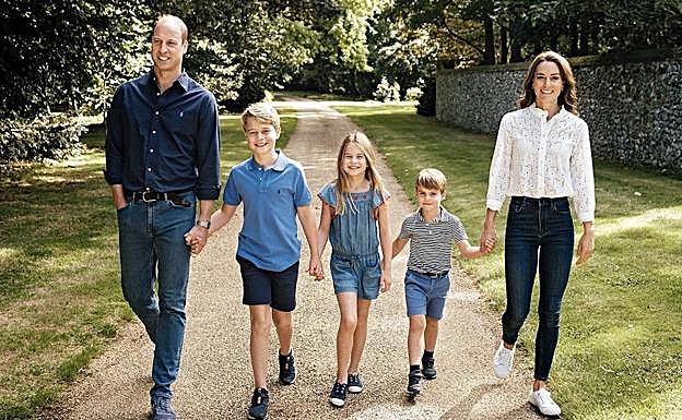 La familia al completo, con Guillermo de Inglaterra y Kate Middleton, príncipes de Gales, junto a sus tres hijos, Jorge, Carlota y Luis. 