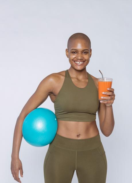 Imagen - Mujer con pelota suiza/PEXELS
