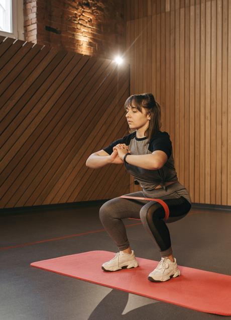 Imagen - Mujer haciendo sentadillas/PEXELS