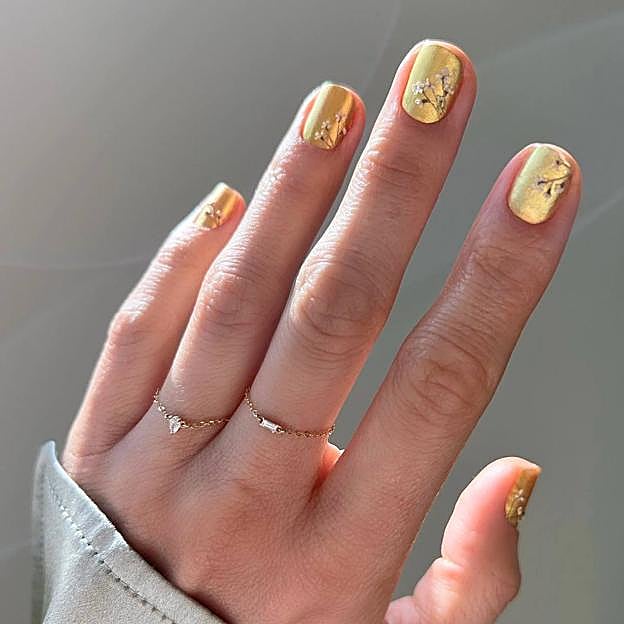 Uñas con esmalte dorado